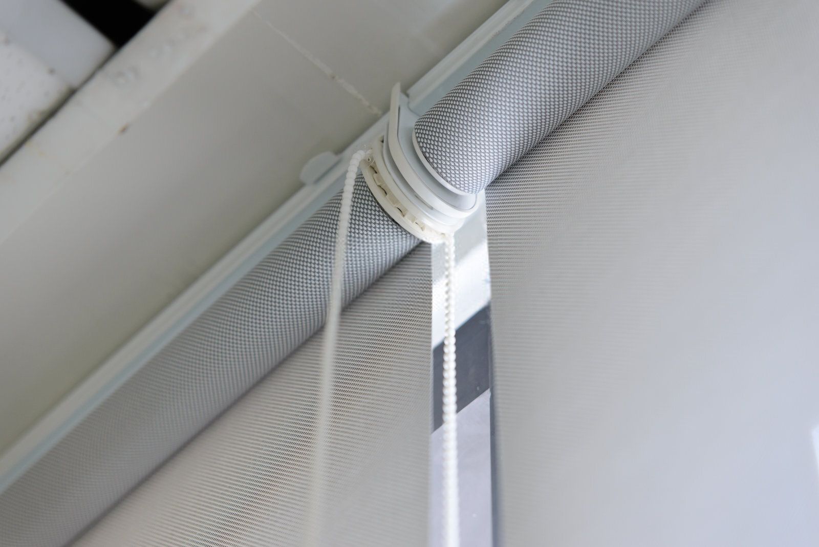 Instalación real de cortinas roller a medida en living